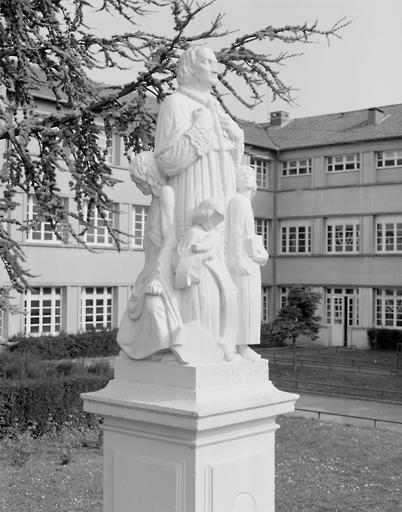 statue : saint Charles Borromée