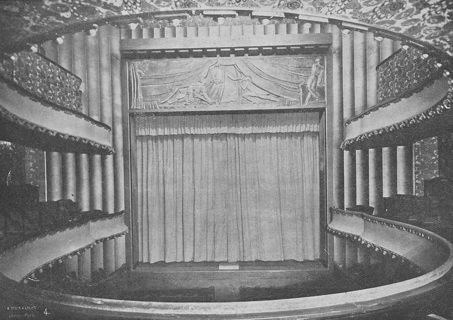 Vue générale de la salle à l'italienne, décors de J.E. Ruhlmann (L'Architecture, 1927)