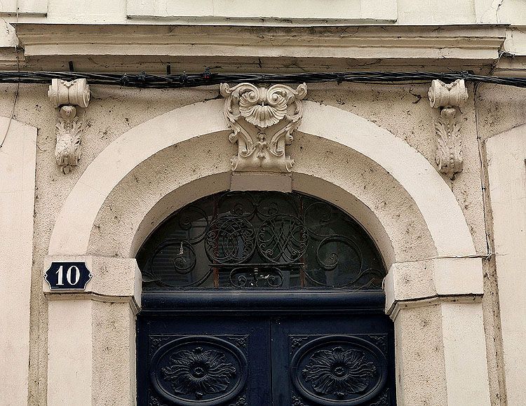 ensemble de trois maisons