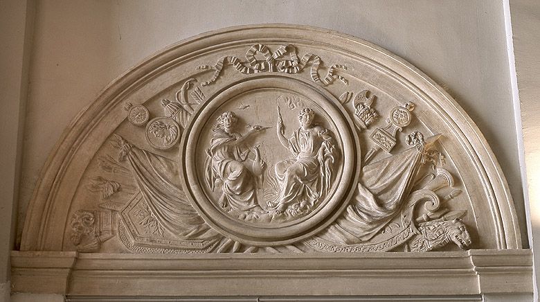 2 bas-reliefs : le putti et trophées militaires, passage du Rhin