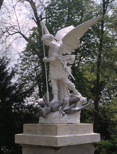 statue : Saint Michel terrassant le dragon
