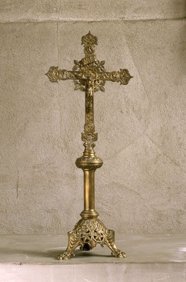 croix d'autel de style néo-roman