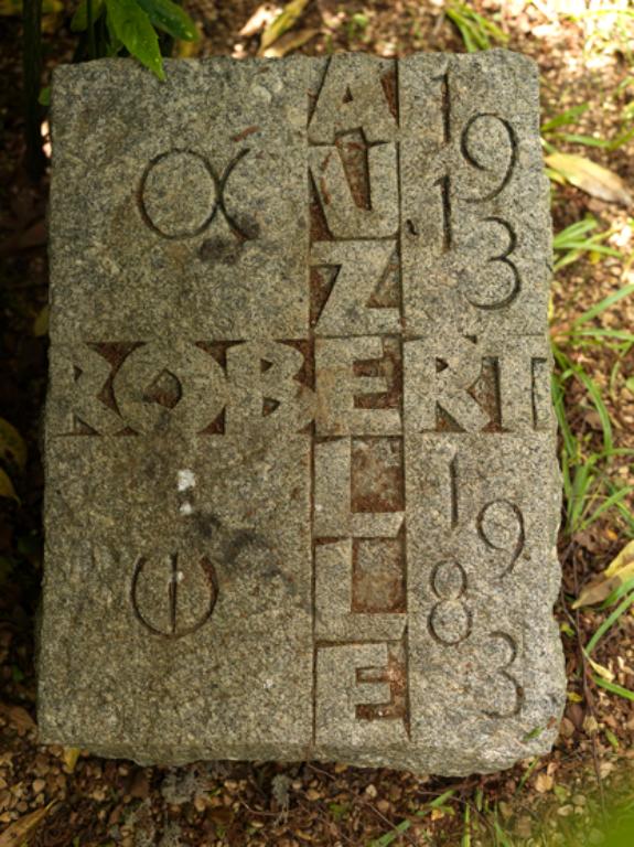 Monument funéraire de la famille Auzelle