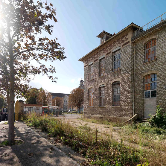 Usine de matériel électrique industriel Schneider et Cie, puis Le Matériel Electrique Scheider-Westinghouse (SW), puis Jeumont-Schneider (JS), actuellement ensemble industriel appelé "Espace Technologique et Industriel de Champagne-sur-Seine" (zone ETIC)