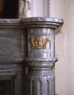 Villa Kermina, grand salon : un élément décoratif en bronze sur l'entablement d'une des colonnettes encadrant la cheminée.