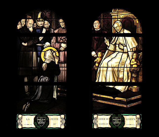 11 verrières historiées : apparitions ; guérisons ; enfance de Bernadette Soubirous ; sainte Thérèse de Lisieux ; couronnement du roi Charles VII