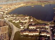Vue aérienne du lotissement à Gassicourt en 1984. (village d'artiste). (Fonds Credop).