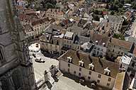 Vue panoramique, prise depuis un ballon captif : de droite à gauche, au premier plan, la cour du palais épiscopal, le parvis de la cathédrale et la tour nord. Dans le fond : la partie occidentale du quartier de la "Ville". La rue à droite est la rue Courteline, celle à gauche, la rue Saint-Remy.