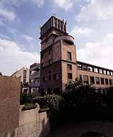 Distillerie Hémard, puis Pernod, actuellement hôtel industriel et immeuble
