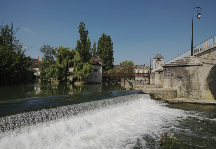 Moret-sur-Loing - Moulin à foulon, puis scierie, puis moulin à blé, appelé "moulin du dessus", "moulin d'amont" ou "moulin Provencher", actuellement maison (musée du Sucre d'Orge)