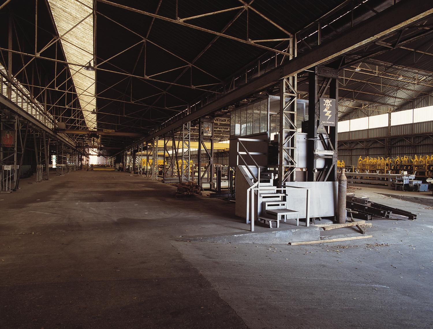 verrerie L'Indusmine, puis entrepôt commercial de fers et aciers de la société Houdry, puis des Etablissements J. Champion, actuellement de Profil-Arbed