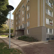 La cité des Bergeries à Vigneux-sur-Seine : façade d'entrée de l'immeuble n° 12 ; au fond, immeuble n° 14 (angle des rues Louise-Michel et Jules-Guesde).