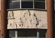 Bas-reliefs signalant l'entrée de l'école de garçons, figurant une famille et des activités professionnelles. M. Rondest (sculpteur).