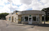 La cité des Bergeries à Draveil : vue d'ensemble du centre social comportant aussi une mairie annexe et un bureau de poste.