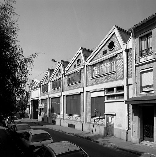 Usine de peausserie (usine de traitement des peaux de lapin) C. et E. Chapal frères et cie, puis Société anonyme des anciens établissements C. et E. Chapal frères et cie, actuellement hôtel industriel, logement et ateliers d'artistes