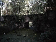 Pont en pierre franchissant la rivière artificielle dans l'axe du château.