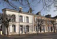 Vue d'ensemble des trois maisons formant un ensemble, à l'angle de la rue Gambetta et de la rue du Palais-de-Justice. Les n° 8 et 10 sont des maisons jumelles, dont la façade est en parement de brique.