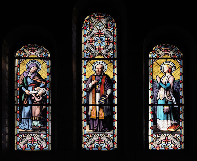 14 verrières historiées et figurées : Christ au sacré coeur ; saint Joseph ; sainte Alice ; saint Augustin ; sainte Berthe ; sainte Suzanne ; saint Charles Borromée ; sainte Julie ; sainte Clotilde ; Annonciation ; saint Louis ; Education de la Vierge ; saint François de Sales ; Blanche de Castille ?