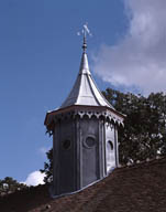 Communs du château : détail du clocheton qui surmonte le toit.