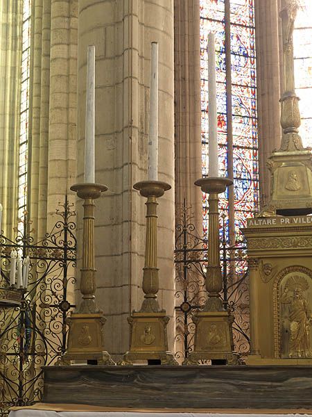 tabernacle, croix et chandeliers du maître-autel