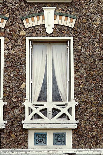 Maison, Vue d'une fenêtre avec décor de briques vernissées sur le linteau  cintré et de carreaux en grès flammé sur l'allège. (IVR11_19889400130XA) -  Inventaire Général du Patrimoine Culturel