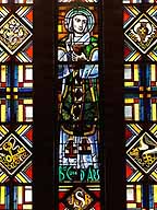 Chapelle de l'abbaye notre-Dame de Chaage. Détail du vitrail représentant le bienheureux curé d'Ars (B8).