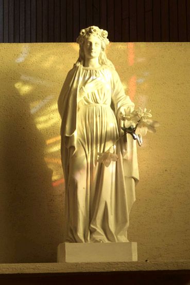Statue en plâtre de sainte Céline, près de l'autel.