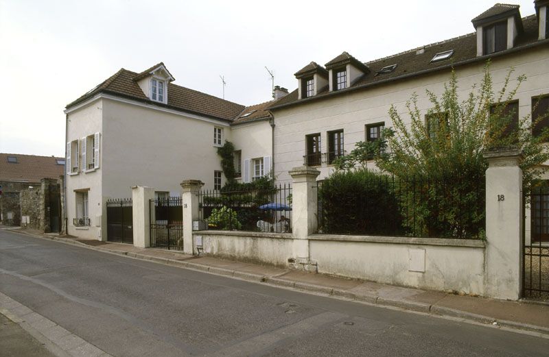 maison de campagne, mairie-école, presbytère, actuellement copropriété