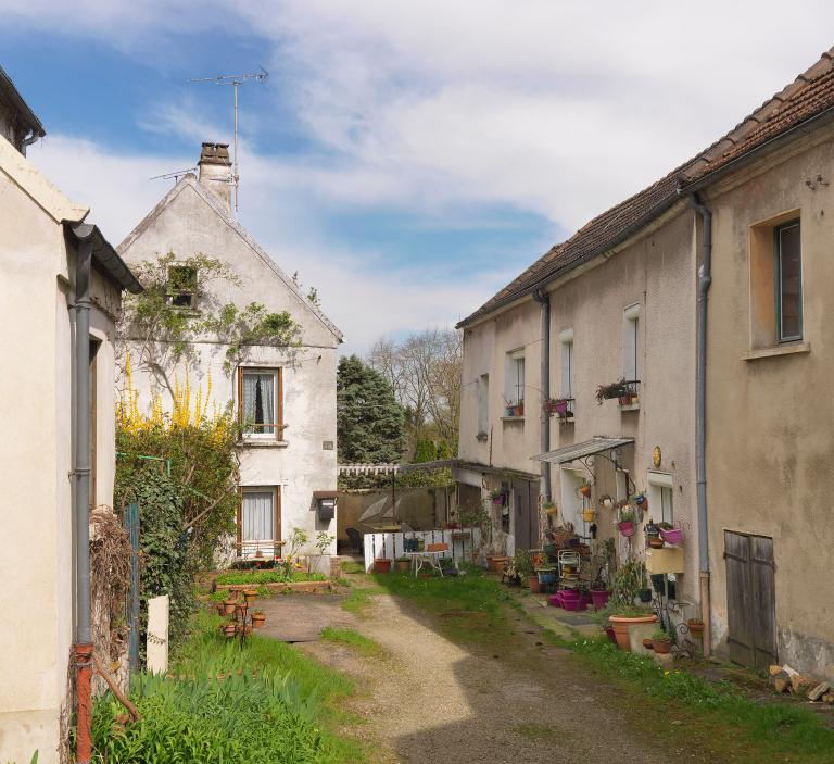 Maisons rurales sur cour commune, 10 rue Paul-Lorillon