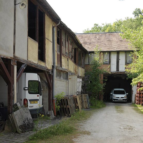 Avon - usine de meubles Jourdain, puis usine de menuiserie Barthélémy, actuellement entrepôt commercial