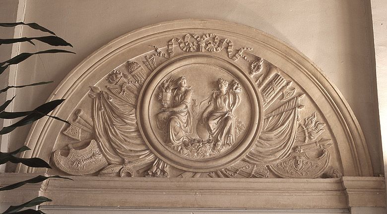 2 bas-reliefs : le putti et trophées militaires, passage du Rhin