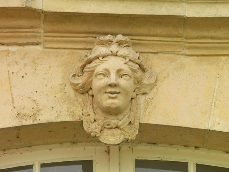 Ensemble du décor d'architecture : 1 bas-relief et 8 mascarons