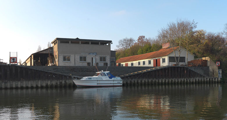 Thomery - Usine de construction navale des anciens établissements L. Tessier, appelée "Chantier naval du Pont de Champagne", puis de la "Société des Chantiers navals de Thomery", puis Morillon-Corvol, puis "Chantier naval du Confluent G. Thalamas