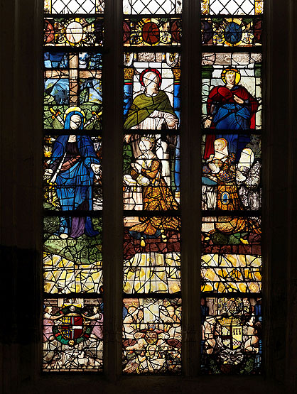 Verrière de la baie 8 : Vierge de douleur, avec la donatrice Antoinette de la Marck et ses filles