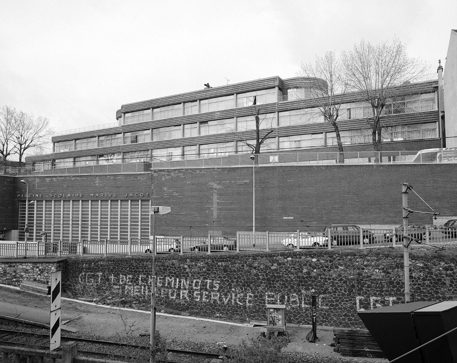 Ecole maternelle, école primaire de garçons, école primaire de filles dites groupe scolaire Marius Jacotot