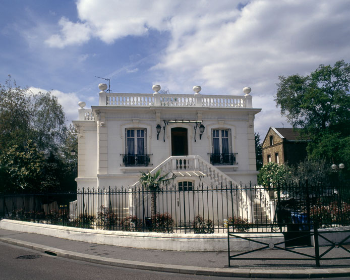 Vue de la façade latérale donnant sur le boulevard du Lac