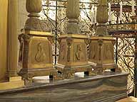 Les chandeliers du maître-autel : détail des bases.