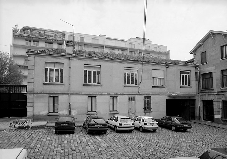 Usine de peausserie (usine de traitement des peaux de lapin) C. et E. Chapal frères et cie, puis Société anonyme des anciens établissements C. et E. Chapal frères et cie, actuellement hôtel industriel, logement et ateliers d'artistes