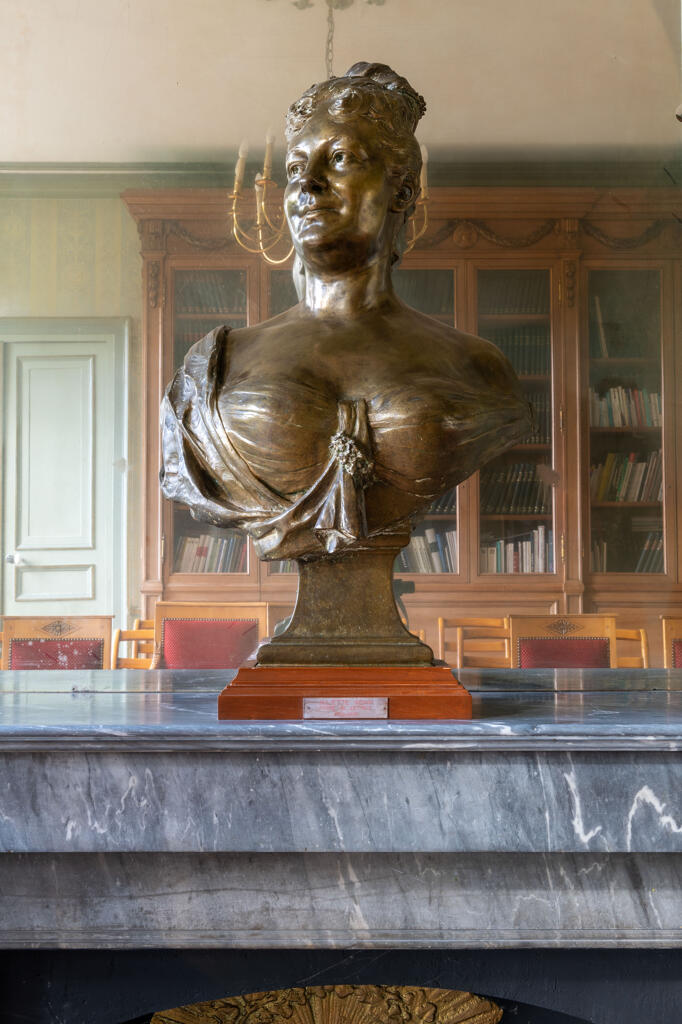 Buste de Juliette Adam