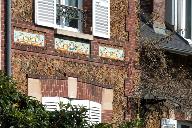 Villa 56, boulevard Carnot : le décor de céramique est caractéristique du début du 20e siècle.