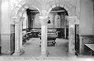 Arcades du cloître de l'ancien prieuré Saint-Sauveur, dans le café du Vieux-Melun, 5 rue Saint-Etienne. Carte postale. (Musée municipal de Melun. inv. 983.2.324)