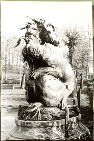 Statue : Lion attaquant un cheval (œuvre disparue)