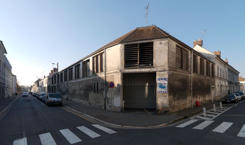 Fontainebleau - blanchisserie industrielle et usine de préparation de produits textiles de la Cie du Couchage de l'Armée, puis des établissements Bezard, actuellement garage