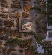 Plaque en céramique émaillée de la maison ""Les Muguets"", 12 avenue Libert.