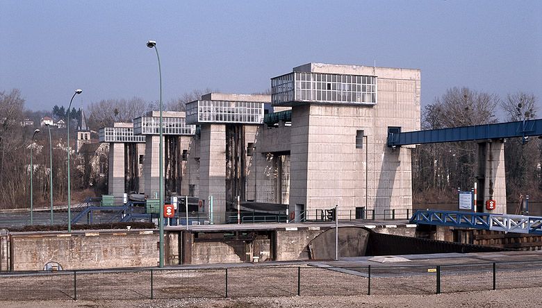 barrage mobile à vannes levantes, écluses