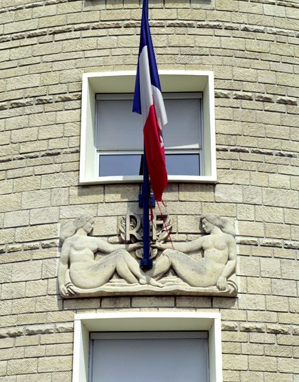 Bas-relief : la Seine et la Marne