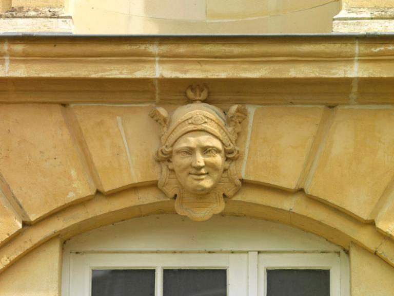 Ensemble du décor d'architecture : 1 bas-relief et 8 mascarons