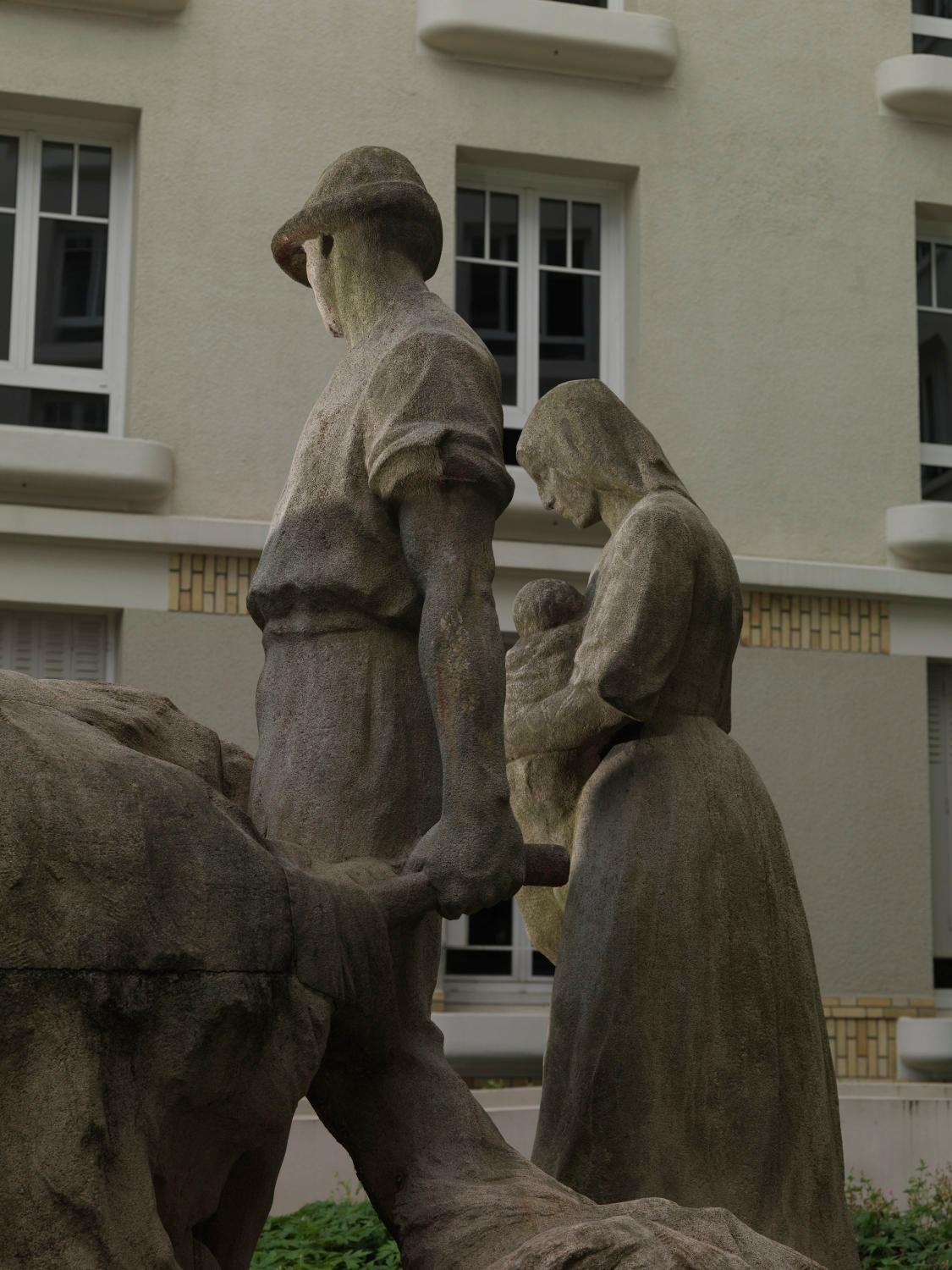 Groupe sculpté : Aux Champs