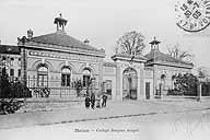 L'entrée du collège, vers 1905. Carte postale. (Musée municipal de Melun. inv. 983.2.679)
