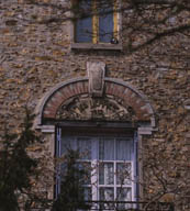 Détail de l'inscription portée sur le tympan de la fenêtre centrale : nom (Les Lierres) et chronogramme (1912).